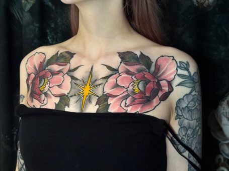 Abgeheiltes, florales Tattoo im Dekoletee