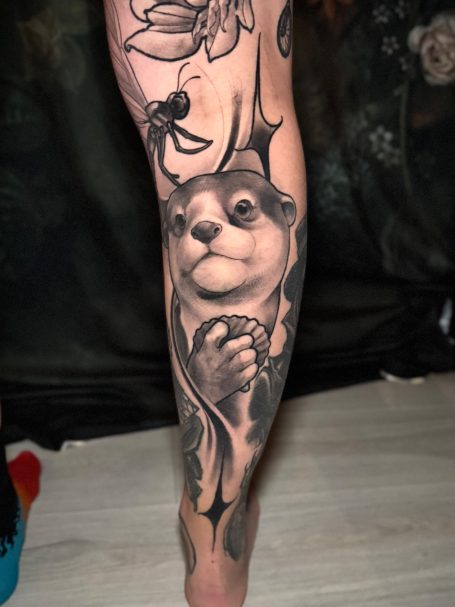 Abgeheilter Otter mit Muschel und Libelle